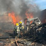 Incêndio de grandes proporções atinge ferro-velho no bairro Independência, em Ituiutaba